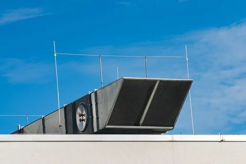 Large ventilation unit on building rooftop during clear day Foto stock
