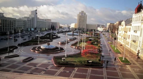 Large view on Indipendent Square in Minsk with people and traffic Video stock 57395626