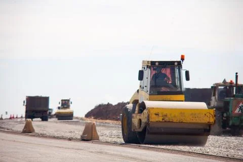 Large view on the road rollers working on the new road construction site Foto stock
