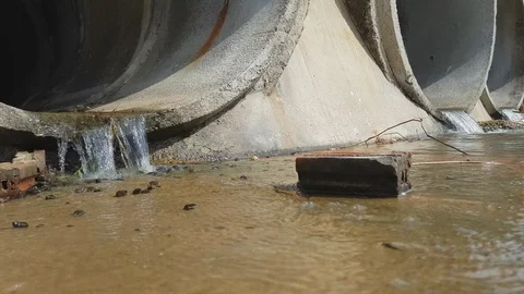 Large water pipes flow out. 스톡 동영상 100549941