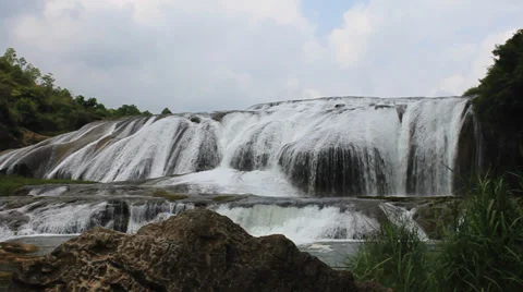 Large waterfall Stockbeeldmateriaal 32168815