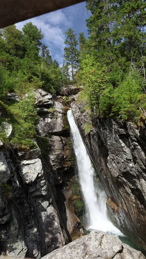 Large waterfall 스톡 동영상 324812987