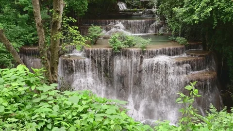 A large waterfall in a garden 库存影片 156845165