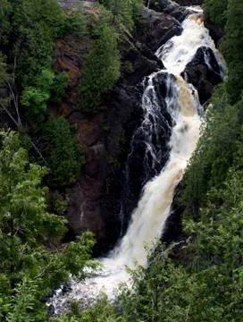 Large waterfall in a lush forest 库存照片