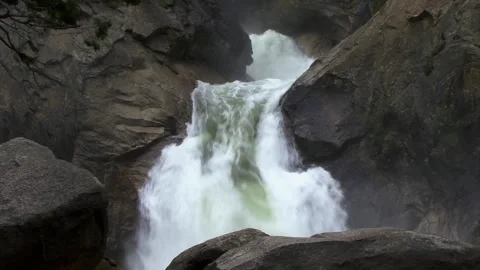 A large waterfall over a rocky cliff 스톡 동영상 157759050