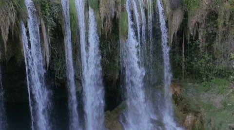Large waterfall in the park in the summer Vidéo 63638613