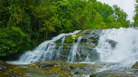 A large waterfall on the river in the forest. thailand Vidéo 40782576