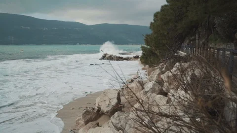 A large wave breaks on the shore Video stock 128686899