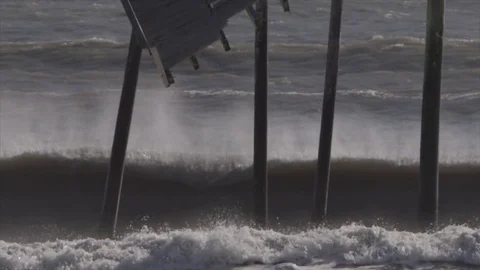 Large wave Crashing on pier Video stock 73580528