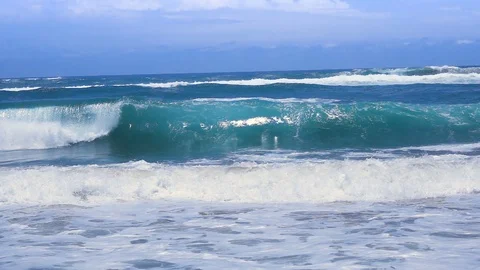 Large wave crashing in slow motion on Indian Ocean Stock-Footage 87703019
