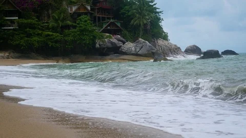 Large waves beating against the rocks Видео 75156257