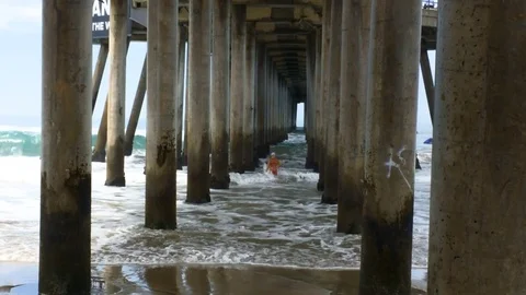 Large waves breaking under a pier a low tide Stock-Footage 79042687