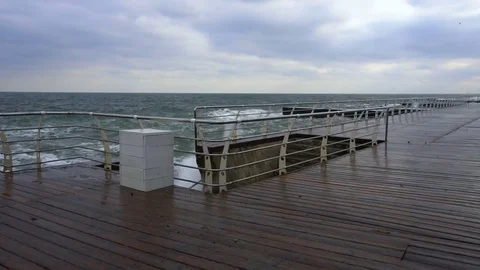 Large waves broken down with great force on the pier in slow motion Video stock 83506493