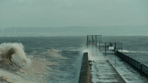 Large Waves Crash Against Harbour Wall. 库存影片 136667308