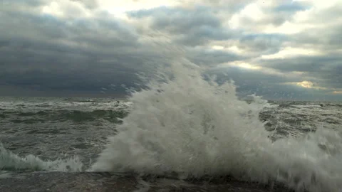 Large waves crash against the pier Видео 143182094