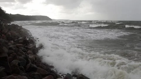 Large waves crash against rocks during a storm. Vídeos de archivo 143001101