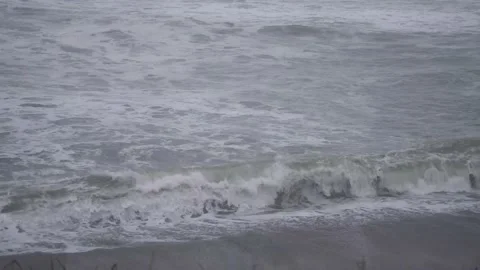 Large waves crash on beach in Big Sur Stockbeeldmateriaal 153949312
