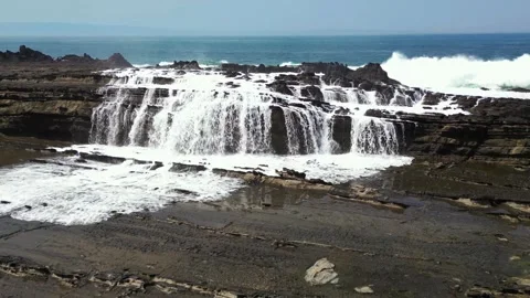 Large Waves Crashing Rocks and Creating Water Splashes Vídeos de archivo 289225459