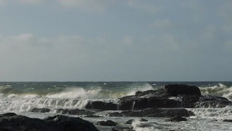 Large waves crashing on the rocks 스톡 동영상 229205050