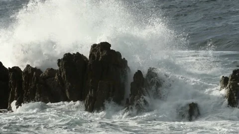 Large waves crashing on rocks in the ocean, Gansbaai, South Africa 스톡 동영상 232297366