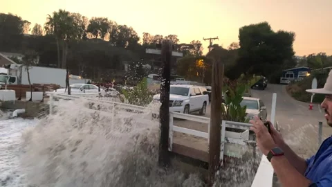 Large waves hit beach - Vídeos de archivo 305433169