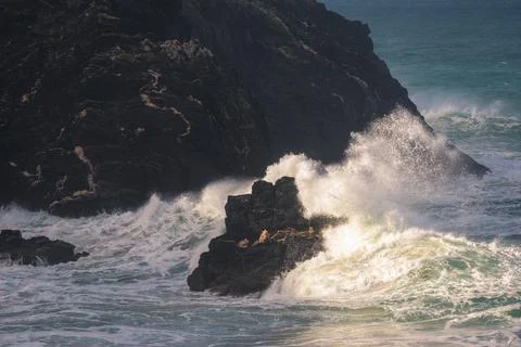 Large waves hit the slate cliffs with pyrite veins Foto stock