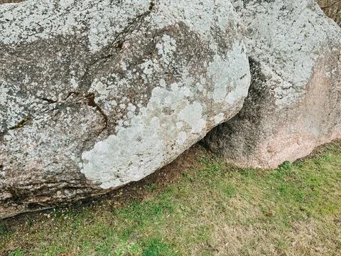 Large Weathered Boulder with Lichen Texture in Natural Setting Foto stock
