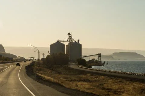 Large wheat silos with elevator next to the Columbia River owned by Mid Columbia Stock Photos