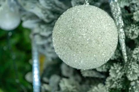 Large white balls, lace pattern, Christmas decorations, wreaths and balls, Ne Stock-Fotos