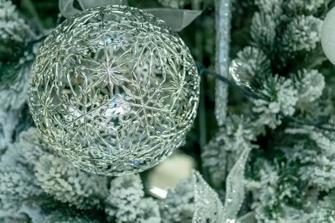 Large white balls, lace pattern, Christmas decorations, wreaths and balls, Ne Foto stock