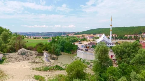 A large white building with. Vídeo Stock 284678682