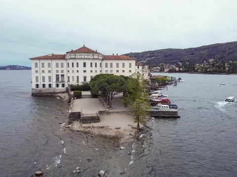 Large white building on the shore of a lake a villa in Lake Maggiore Italy Foto stock