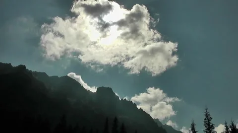 Large white cloud and mountains Vídeo Stock 41604207