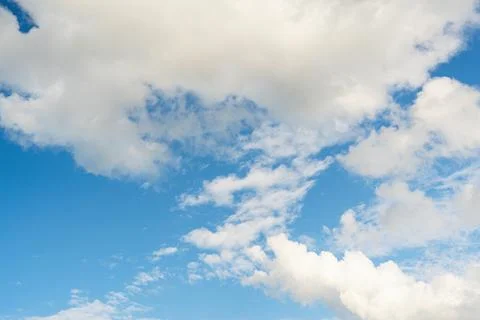 A large white cloud in the blue daytime sky Foto stock