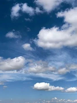 Large White Cloud Over Blue Sky Landscape Stockfoto's