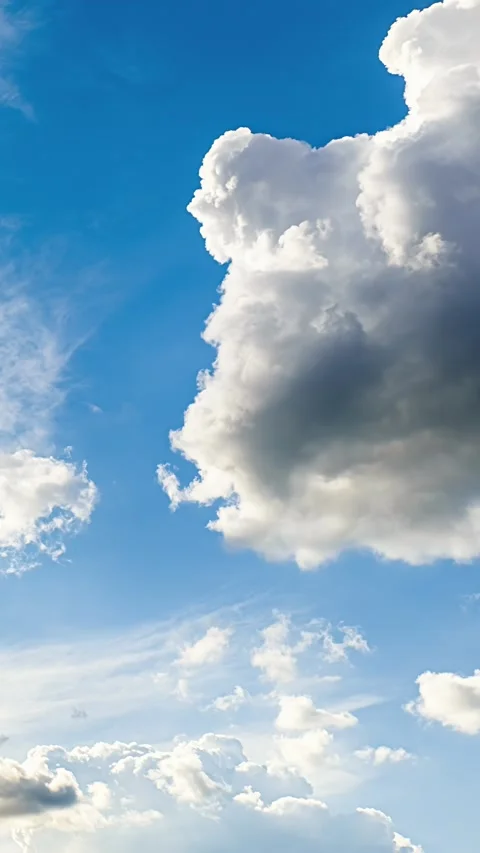 Large White Cumulus Cloud Against Deep Blue Sky Vídeo Stock 331113511