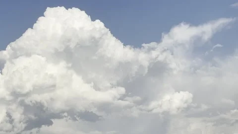 Large White Cumulus Cloud Building in Summer Sky Vídeos de archivo 345845081