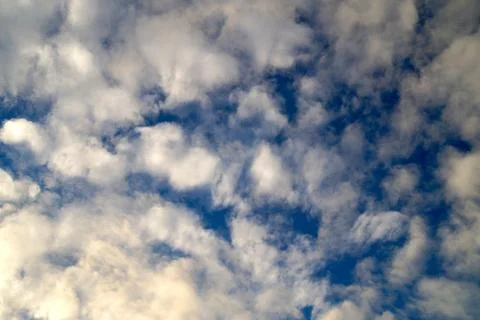 Large white cumulus clouds on a blue sky for background or ecology or nature. Foto stock