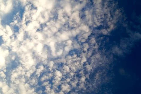Large white cumulus clouds on a blue sky for background or ecology or nature. Foto stock