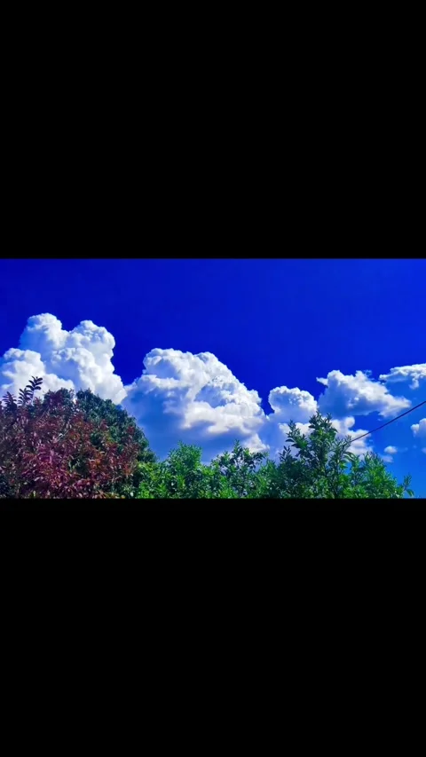 Large White Cumulus Clouds on Vibrant Deep Blue Sky Vídeos de archivo 332012167