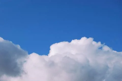 Large white fluffy sky from below, from above - a blue bright sky Foto stock