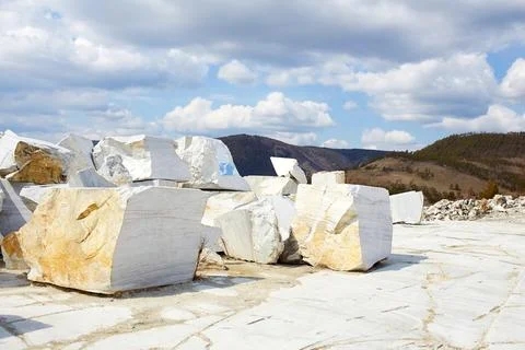 Large white marble blocks in an old abandoned quarry Foto stock