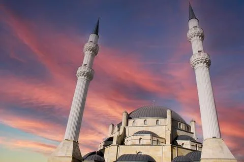 A large white mosque with two minarets. islamic architecture Foto stock