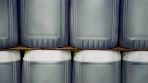 Large white plastic barrels on pallets at a chemical plant Vidéo 220617671