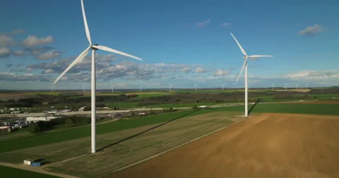 Large white power generators that generate electricity from the wind. Wind 库存影片 240960332