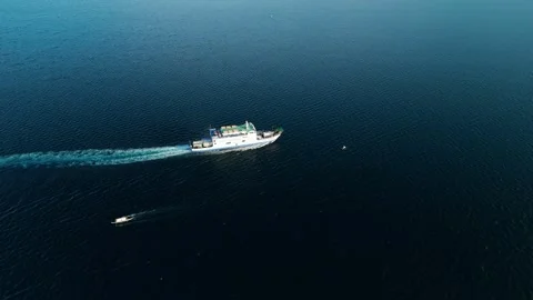 Large white vessel sails across calm ocean waters Vídeos de archivo 333405438