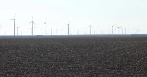 Large Wind Farm Wind Turbines Along Horizon in West Texas Landscape 4K 스톡 동영상 75278006