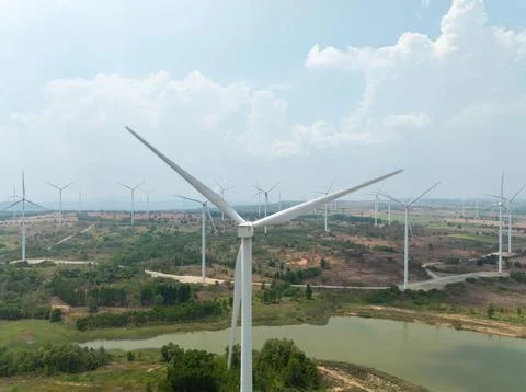 Large Wind Turbines Generating Clean Energy Across Sprawling Rural Landscap.. 库存照片