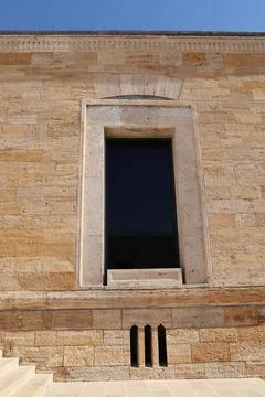 Large window and stone wall at Anitkabir Atatrk Mausoleum in Ankara, Turkey Foto stock