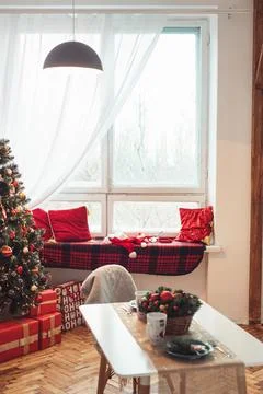 Large Window with Red Blanket and Pillows. Breakfast on Table is Decorated on Foto stock